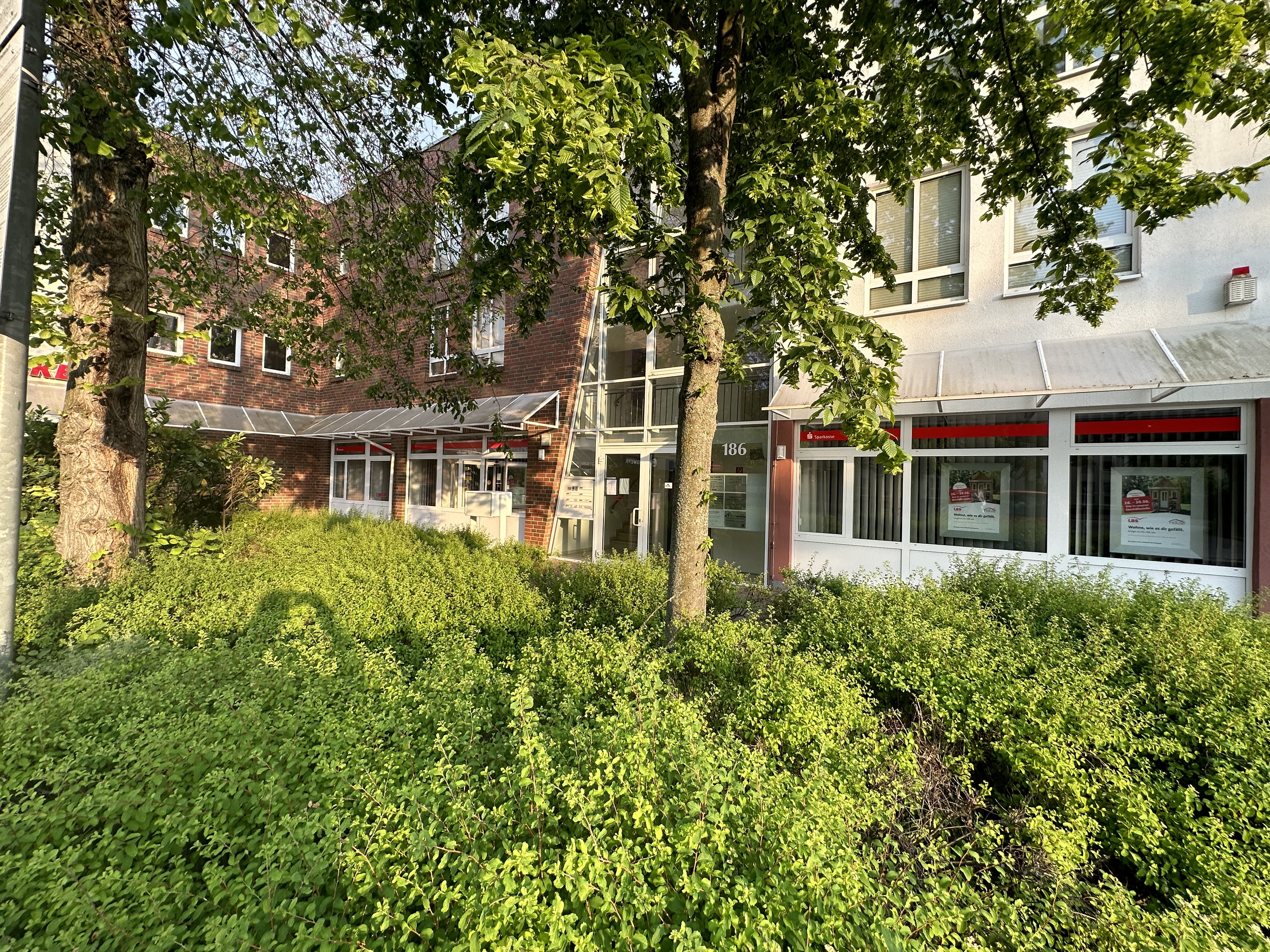 Hauseingang der Hausarztpraxis Stärke & Staack, Gr. Diesdorfer Straße 186
